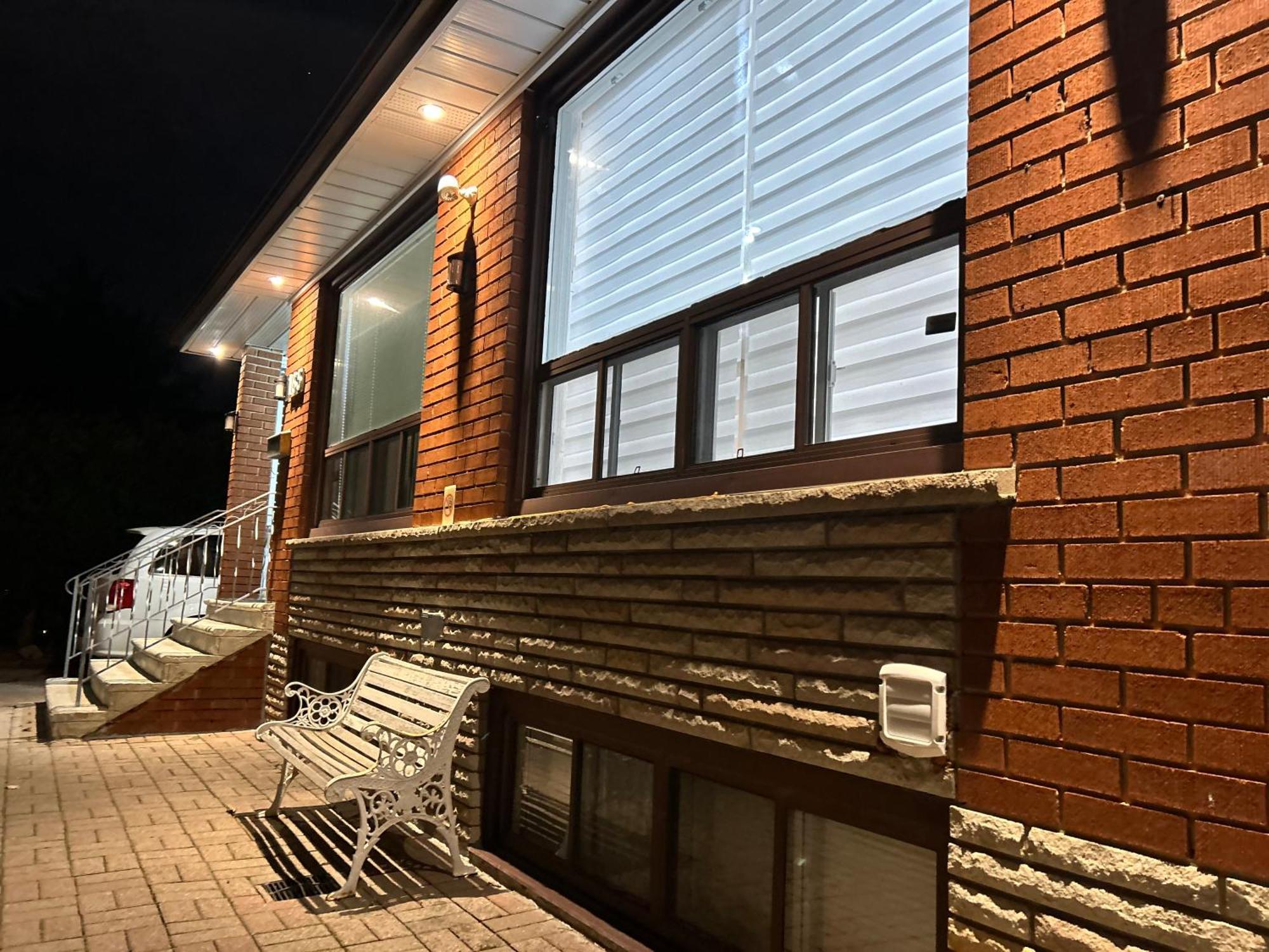 Cozy Basement Room-Private Bath - Near Subway Line 1 - Toronto Exterior photo