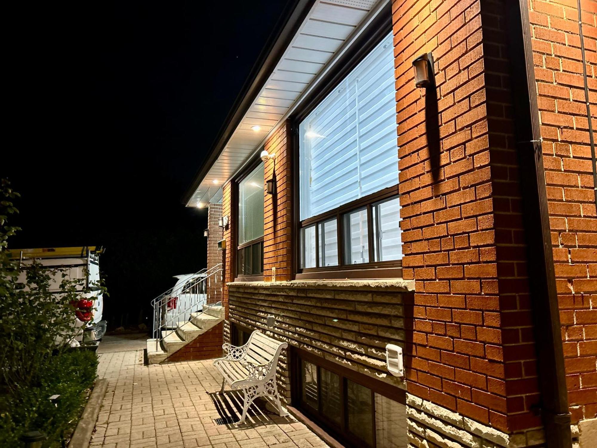 Cozy Basement Room-Private Bath - Near Subway Line 1 - Toronto Exterior photo