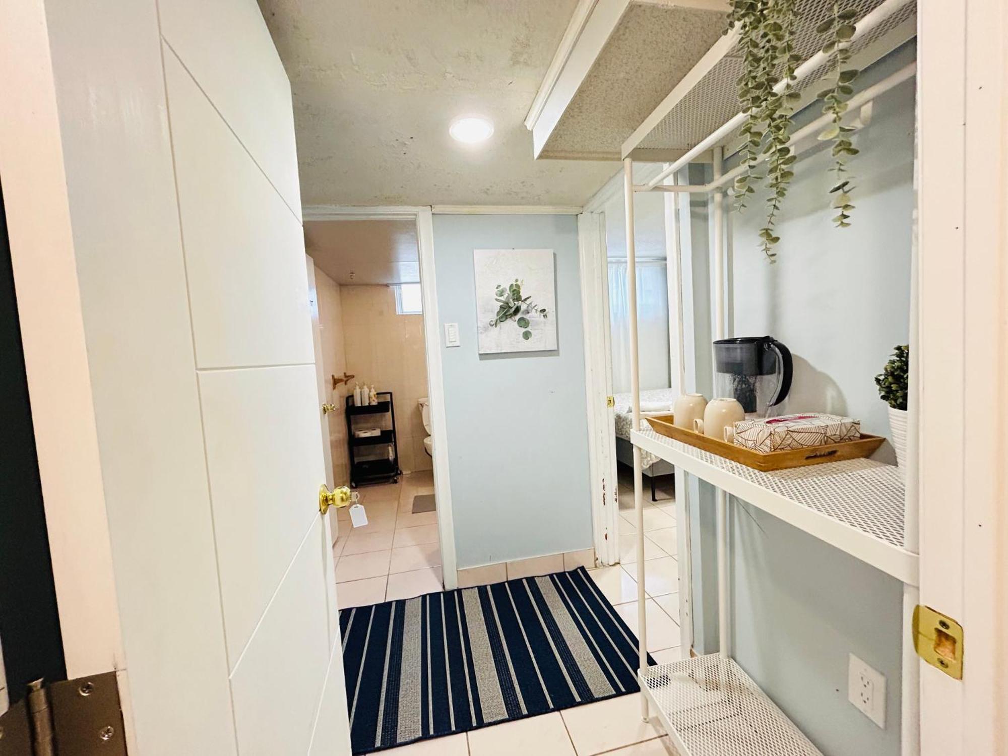 Cozy Basement Room-Private Bath - Near Subway Line 1 - Toronto Exterior photo