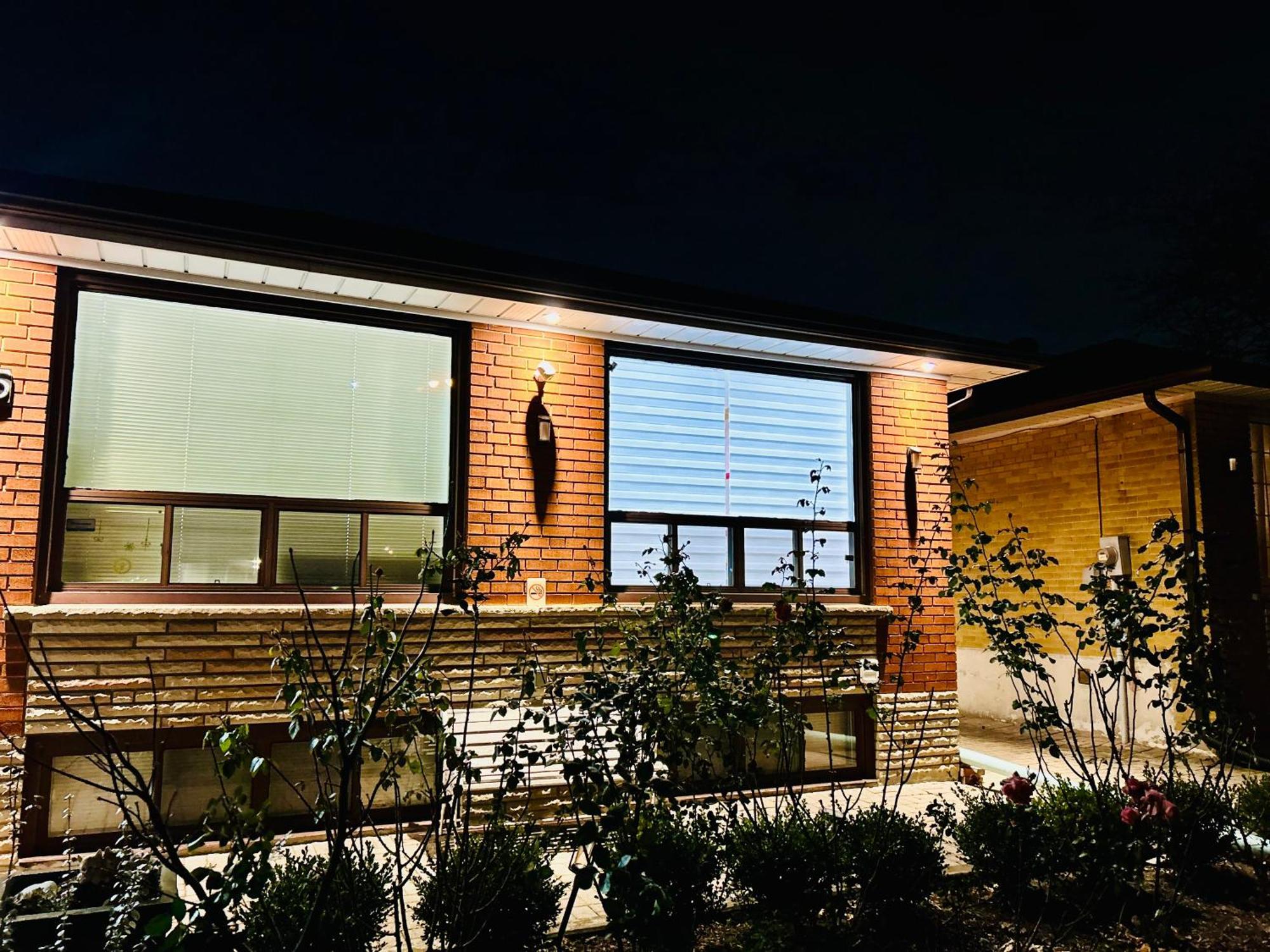 Cozy Basement Room-Private Bath - Near Subway Line 1 - Toronto Exterior photo