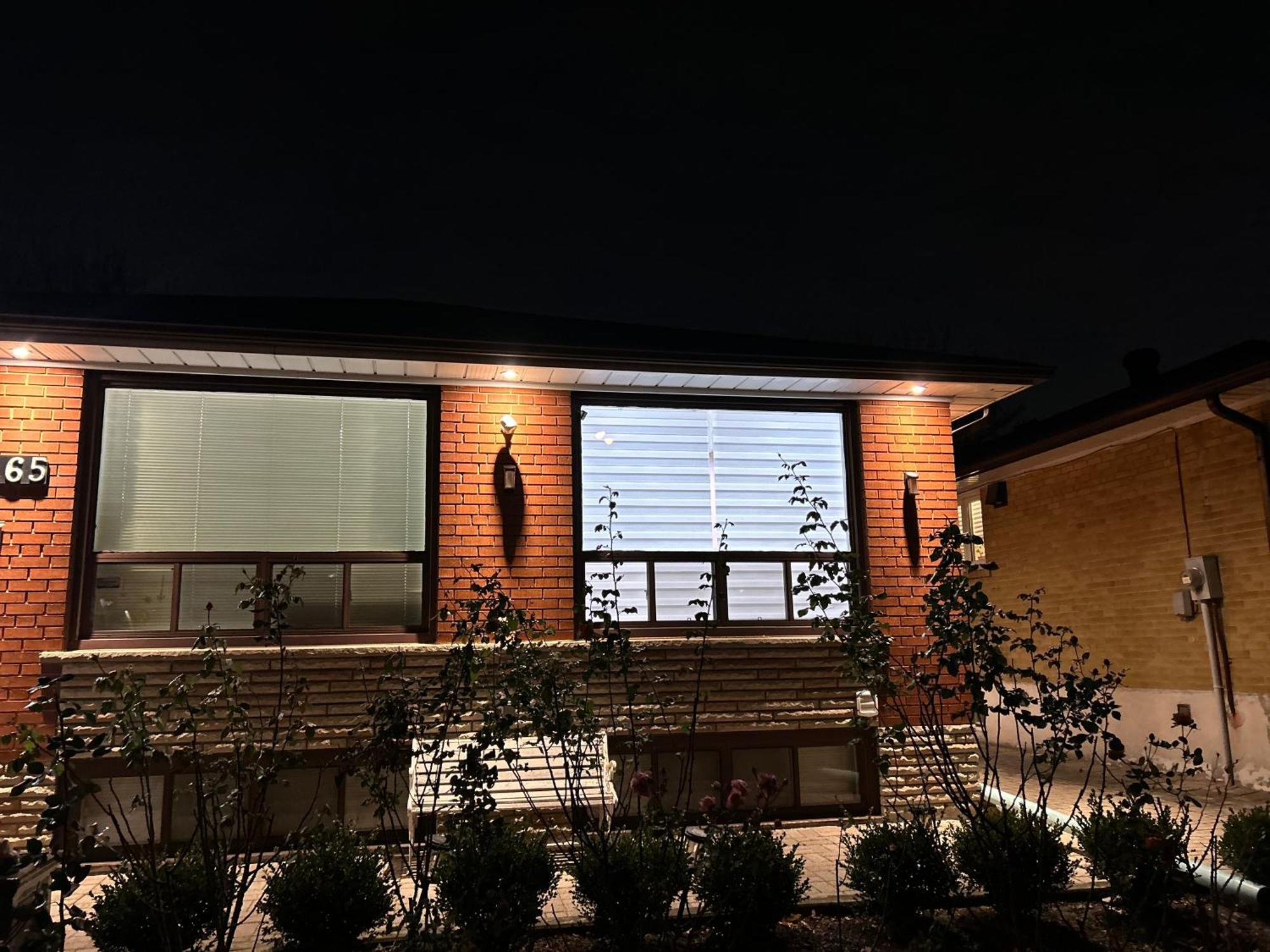 Cozy Basement Room-Private Bath - Near Subway Line 1 - Toronto Exterior photo